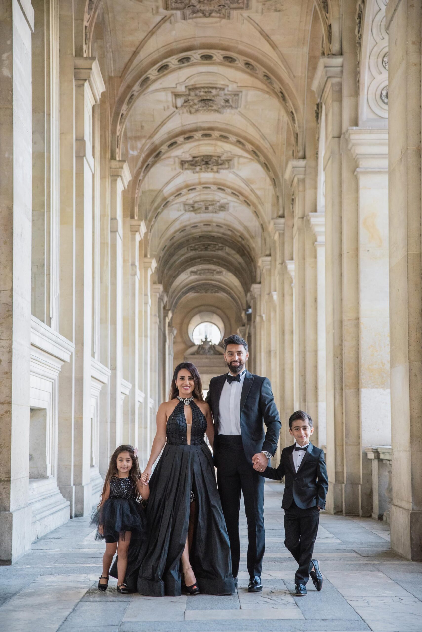 Elegant family photoshoot at the Louvre in Paris with coordinated outfits