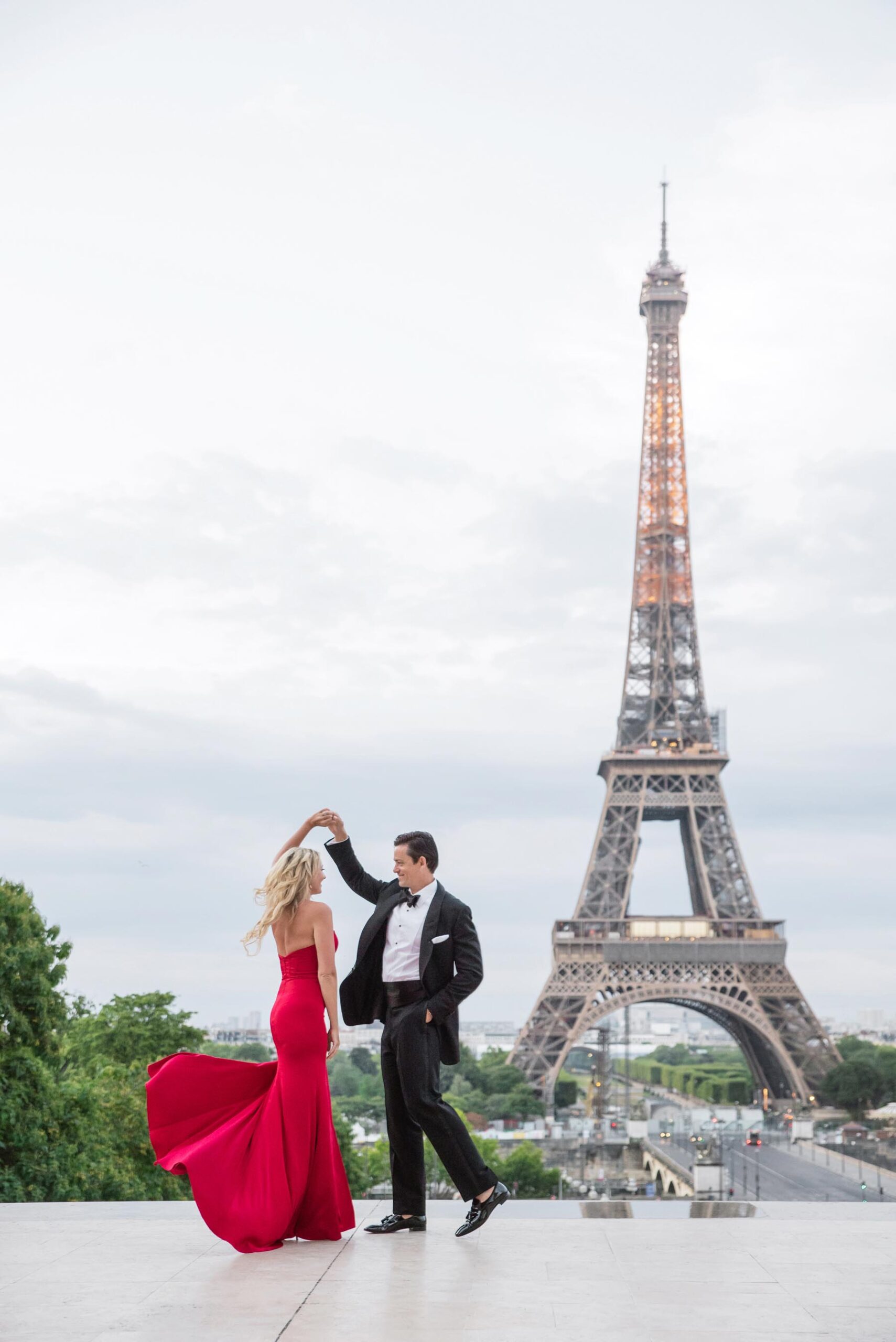 Sunrise elopement photoshoot at Trocadéro with elegant couple dancing in Paris