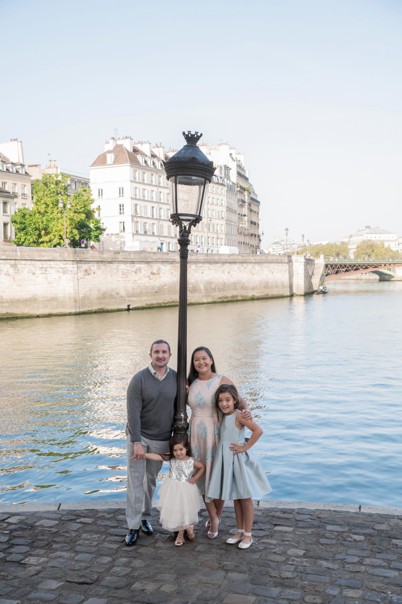 Family photoshoot by the Seine river near Île Saint-Louis in Paris