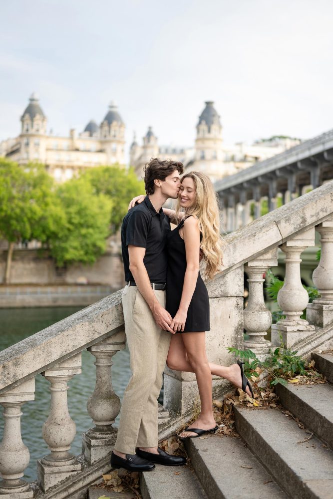 Romantic couple kissing at Bir-Hakeim bridge during Paris couple photoshoot with beautiful light