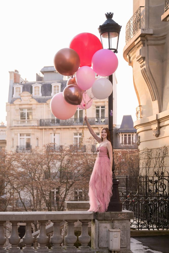 Solo traveler photoshoot at Avenue de Camoëns during sunrise in Paris with balloons